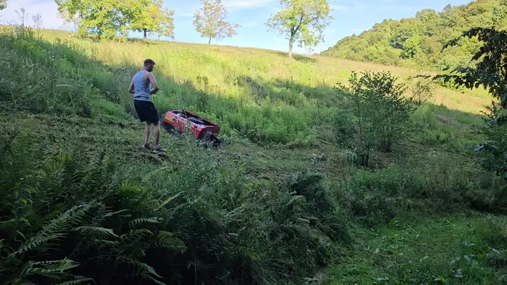 Košnja z daljinskim upravljanjem (video)